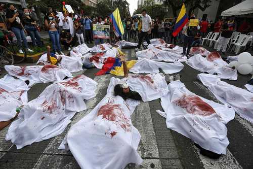 Activistas realizaron ayer un performance para rendir homenaje a las víctimas de la represión en Cali, durante una movilización contra las políticas del presidente Iván Duque. La Comisión Interamericana de Derechos Humanos comenzó ayer una visita a Colombia para evaluar las denuncias de abuso de las fuerzas del orden durante las protestas que afectan al país desde abril. La comitiva permanecerá hasta mañana y se desplazará a Bogotá, Cali, Popayán, Tuluá y Buga, donde sostendrá reuniones con autoridades locales y líderes de la sociedad civil.