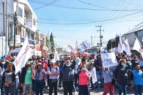 Simpatizantes de Morena se manifestaron ayer en la junta municipal electoral de Coacalco, estado de México, para denunciar anomalías en la jornada electoral y exigir recuento de votos. Su candidato a la alcaldía, Darwin Eslava (edil con licencia que pretende relegirse), recibió 752 votos (equivalentes a un punto porcentual) menos que el contrincante de la alianza formada por PRI, PAN y PRD, David Sánchez.