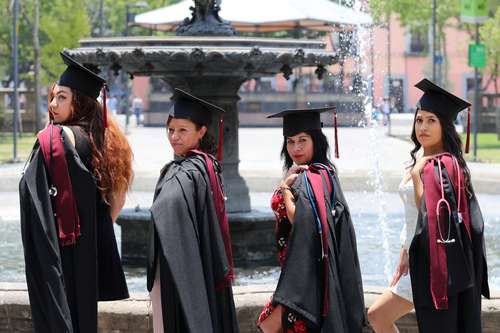 Un grupo de estudiantes de enfermería recién graduadas se tomaron algunas fotos del recuerdo ataviadas con la toga, el birrete y el estetoscopio, en una fuente de la Alameda Central.