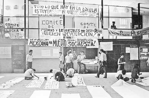  Estudiantes en la Facultad de Economía de la UNAM se preparan para una marcha en 1971. Foto archivo Paco Ignacio Taibo II