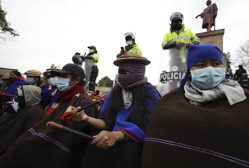 Un grupo de la etnia misak participó ayer en la movilización en Bogotá convocada por el comité del paro, en demanda del cese de la represión.