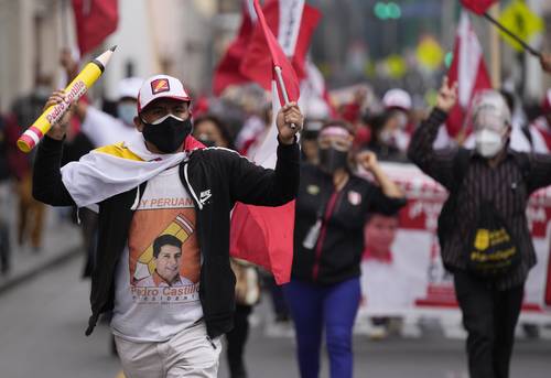 Marcha en apoyo a Pedro Castillo, candidato presidencial del partido Perú Libre, ayer en Lima.