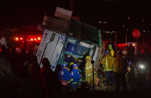 Personal de la Cruz Roja Mexicana, Protección Civil, bomberos y agentes de seguridad pública de los municipios de Tijuana y Rosarito realizan labores de rescate luego de que un camión de pasajeros volcó la noche del martes en el bulevar 2000, en Playas de Rosarito, al parecer por una falla mecánica; siete personas perecieron y 34 resultaron lesionadas.