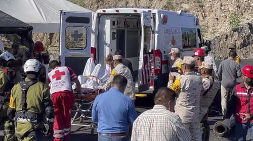 Elementos del Ejército, Guardia Nacional y Cruz Roja Mexicana, rescataron ayer dos cuerpos de trabajadores en la mina Rancherías, en Múzquiz, Coahuila, de los siete que se quedaron atrapados el pasado viernes. Hasta el momento han sido hallados seis cadáveres.