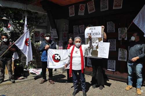  Diversos colectivos protestaron ayer frente a la casa del ex presidente Luis Echeverría Álvarez en el sur de la ciudad durante la conmemoración del 50 aniversario de la matanza del Jueves de Corpus en 1971. En la imagen, La Nacha Rodríguez, líder del movimiento estudiantil de 1968. Foto Marco Peláez