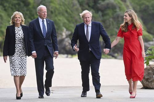 El presidente de Estados Unidos, Joe Biden, y su esposa, Jill (a la izquierda), se encontraron ayer con el premier británico Boris Johnson, y su esposa, Carrie, en el centro vacacional costero de Carbis Bay, donde se llevará a cabo la cumbre del G-7 que agrupa a los países más desarrollados.