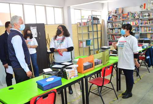 El gobernador del estado de México, Alfredo del Mazo Maza, visitó la escuela secundaria Itzcóatl, en el municipio de Nezahualcóyotl, donde anunció que el 14 de junio los estudiantes se reincorporarán a las aulas en forma voluntaria, tras 15 meses de estar confinados debido a la pandemia. Se espera que regresen más de 4.5 millones de alumnos en la entidad.