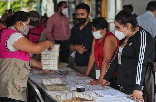 Representantes de partidos durante el conteo voto por voto en la junta distrital federal 3 de la alcaldía Azcapotzalco, el pasado miércoles.