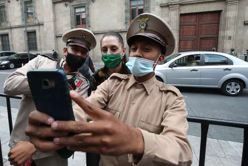 Dos organilleros aprovecharon la llegada de la jefa de Gobierno de la Ciudad de México, Claudia Sheinbaum Pardo, a Palacio Nacional para una reunión de gabinete, que fue suspendida, con el fin de tomarse la selfi del recuerdo.