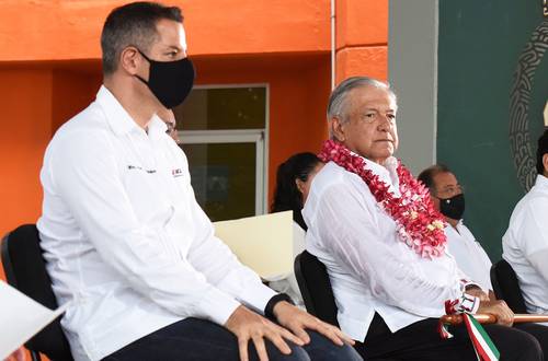 En Pinotepa Nacional, López Obrador estuvo acompañado por el gobernador Alejandro Murat.