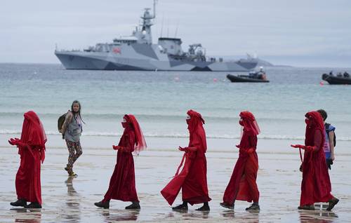 Manifestantes protestan en Carbis Bay, Inglaterra, por el inicio de la reunión del G-7.