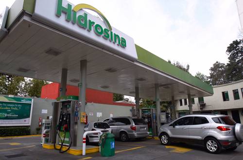 La Secretaría de Hacienda aumentó el subsidio fiscal a las gasolinas y al diésel, en medio de un incremento en los precios internacionales del petróleo, que esta semana anotaron máximos de más de dos años y medio, que son uno de los factores que determinan los costos finales de los combustibles. Para la gasolina Magna, la de mayor consumo en el país, el apoyo fiscal pasa de 1.99 pesos por litro la semana pasada a 2.22 pesos para la que va del 12 al 18 de junio. Para la Premium el subsidio pasa de 44 a 68 centavos y para el diésel sube de 1.20 a 1.46 pesos por litro.