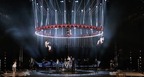 Un momento de Circus Days and Nights, espectáculo de Philip Glass con la compañía Cirkus Cirkör.