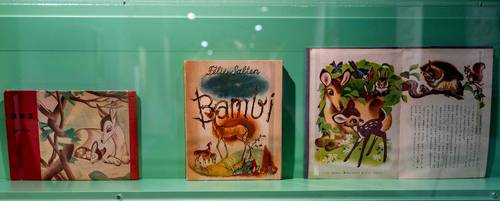 Bambi, cervatillo conocido mundialmente gracias a la película de dibujos animados estrenada en 1942, realmente nació 20 años antes de la mano del escritor Félix Salten, quien publicó su historia en 1922, sin éxito, pero en la década posterior este narrador de origen judío, quien padeció la persecución nazi, cedió los derechos de su obra a un productor estadunidense, que la revendió al famoso estudio de animación, convirtiéndola en uno de los filmes más reconocidos en la historia de la cinematografía mundial. El origen del relato motivó al Museo de Viena a rescatar del olvido a su prolífico autor mediante la exposición Más allá de Bambi: Felix Salten y el descubrimiento del modernismo vienés, con la cual buscaron recuperar su desconocido trabajo. En las imágenes se pueden apreciar las portadas del icónico cuento, que ha sido traducido a varios idiomas, entre ellos el hebreo, el eslovaco y el japonés.