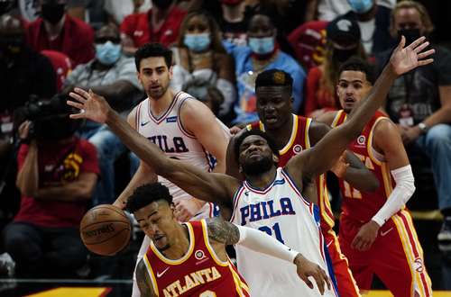 Joel Embiid (21) defendió y atacó sin tregua contra los Hawks y Filadelfia recupera ventaja de la localía.