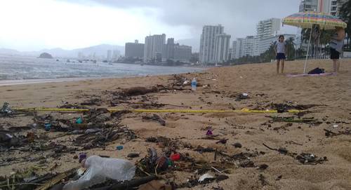 Al menos cinco toneladas de basura que las lluvias arrastraron la madrugada del sábado, recalaron en la bahía de Acapulco, Guerrero.