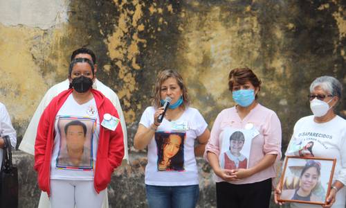 Decenas de personas participaron ayer en la séptima Caminata por la paz, la justicia, la seguridad pública y contra la violencia y la impunidad en Morelos, encabezadas por el obispo de Cuernavaca, Ramón Castro Castro, quien aseguró que la entidad, gobernada por Cuauhtémoc Blanco Bravo, es una de las 13 donde la violencia y los asesinatos han aumentado 10 por ciento en comparación con 2020. En la imagen, madres de personas desaparecidas, ayer, en el atrio de la catedral de la capital del estado.