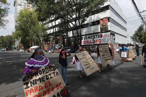 Casi frente al Hospital Xoco, los manifestantes sólo dejaron pasar a residentes de la zona.