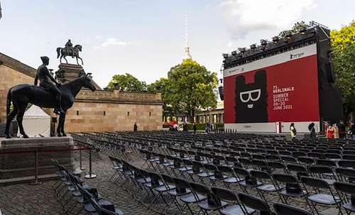 Berlinale Jan Windszus. Cine al aire libre en la Isla de los Museos en Berlín.