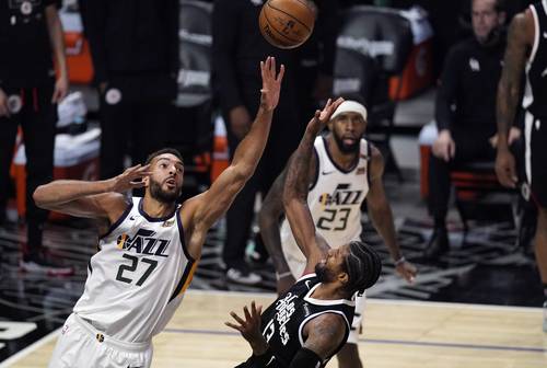 Los Clippers de Los Ángeles se volvieron a meter a la contienda con una victoria el sábado por 132-106 sobre el Jazz de Utah en el tercer juego de la serie de segunda ronda de los playoffs de la NBA. Kawhi Leonard tuvo 34 puntos y 12 rebotes, Paul George añadió 31 unidades, en su contribución al triunfo angelino.