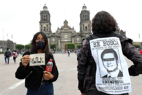 “SE BUSCA” A EX PRESIDENTES DE LA REPÚBLICA. Jóvenes invitan en el Zócalo a participar en la consulta popular del próximo 1º de agosto, en la que se preguntará si se enjuicia a losex mandatarios.