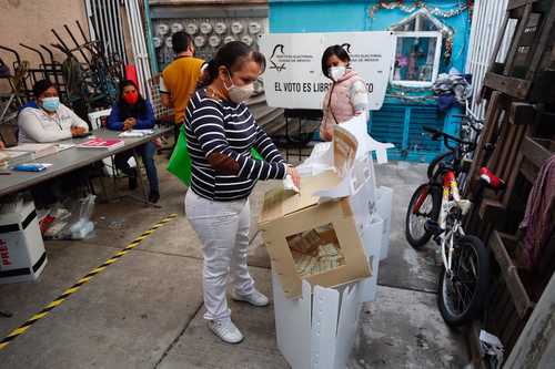 Ciudadanas emiten su voto en la casilla ubicada en la calle República de Colombia, de la alcaldía Cuauhtémoc, en la Ciudad de México.