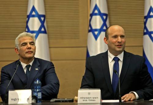  Naftali Bennett (a la derecha) del movimiento nacionalista Yamina, asumió ayer el cargo de primer ministro de Israel. En dos años será relevado por Yair Lapid, líder del partido Yesh Atid; ambos en rueda de prensa, ayer. Foto Afp