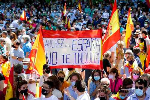 Decenas de miles de personas se manifestaron ayer en Madrid, contra los indultos a los políticos catalanes presos que llevaron a cabo la declaración unilateral de independencia en 2017. Banderas españolas y carteles contra el gobierno del socialista Pedro Sánchez colmaron las calles. El mandatario pidió “generosidad”, pero los inconformes lo acusaron de “traidor”.