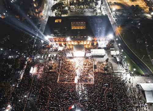 Samuel García celebró su victoria en los comicios para la gubernatura de Nuevo León con un concierto masivo en la Macroplaza de Monterrey, que fue amenizado por los grupos La Firma, Ronda Bogotá, Kumbia Kings y El Duelo el 7 de junio.