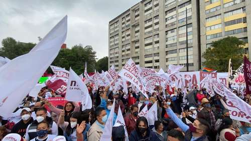 Al grito de “¡fraude!”, decenas de seguidores expresaron su respaldo a los candidatos de Morena, quienes se dieron cita en la plaza de las Tres Culturas, en Tlatelolco, para convocar a la unidad.