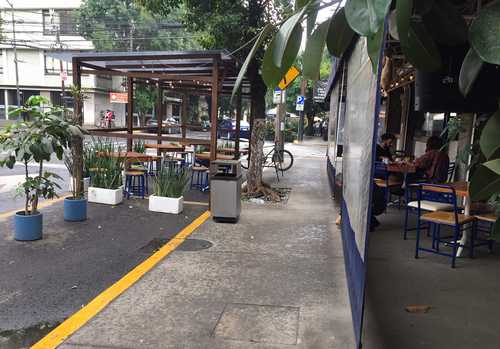 Algunos lugares para estacionar autos de discapacitados son utilizados por restaurantes para ampliar sus áreas de servicio en la colonia Nápoles