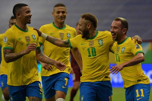 Neymar (al centro) puso el segundo tanto para los brasileños al cobrar un penal.