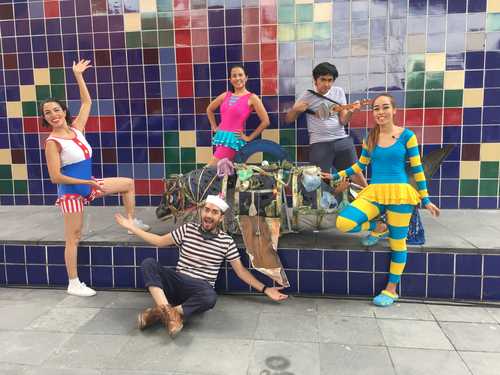 El espectáculo clown, con música, bailes y hasta competencias de nado sincronizado, es gratuito; se presenta al mediodía los sábados de junio y julio, y los domingos 11 y 25 de julio.