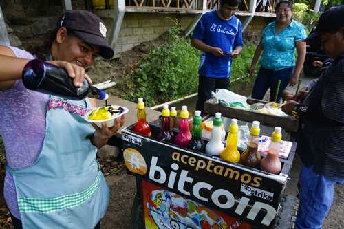 En El Salvador ya hay tres lugares en los que se aceptan pagos con bitcóins: uno en la playa El Tunco, en playa El Zonte y en el puerto de La Libertad, en este último sitio un pequeño negocio de raspados anuncia que recibe la criptomoneda.