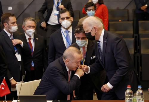 El presidente de Estados Unidos, Joe Biden (a la derecha), saluda al presidente de Turquía, Recep Tayyip Erdogan, durante la sesión plenaria en la cumbre de la OTAN celebrada en Bruselas.