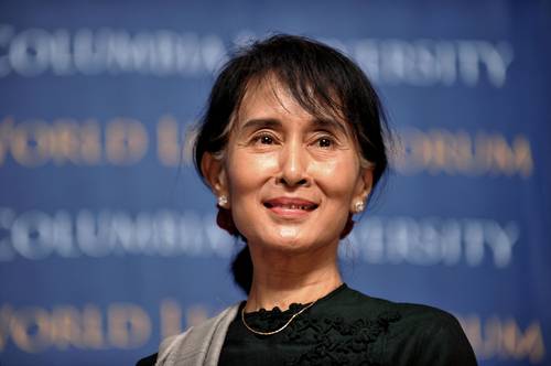 El primer juicio contra la ex dirigente de Myanmar, Aung San Suu Kyi (en imagen de archivo), derrocada por un golpe de Estado de la junta militar hace más de cuatro meses, empezó ayer, en un caso que los observadores han tildado de “espectáculo”. La Nobel de la Paz enfrenta cargos por la importación ilegal de walkie-talkies, no respetar los protocolos contra el Covid-19 y la violación de una ley sobre telecomunicaciones. Hoy se abrirá otro proceso en su contra por sedición. En tanto, Kyaw Moe Tun, embajador de Myanmar en la ONU, quien se negó a dejar el cargo tras ser destituido luego del golpe, pidió “medidas colectivas efectivas” contra la junta militar, a unos días de que el Consejo de Seguridad analice la situación de su país.