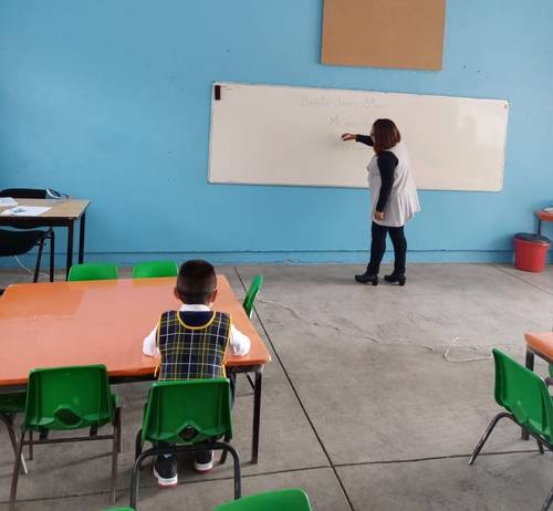 Más de 8 mil escuelas de todos los niveles educativos retomaron clases este lunes en en el estado de México, aunque se reportó poca asistencia, pues prevalece el temor entre padres de familia a los contagios de Covid-19.