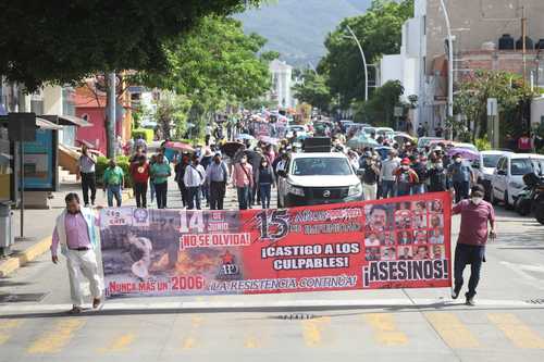 Maestros de la sección 22 de la Coordinadora Nacional de Trabajadores de la Educación marcharon ayer en la capital oaxaqueña para exigir que se juzgue al ex gobernador Ulises Ruiz, por el “desalojo fallido” del plantón que mantenía la gremial hace 15 años, lo que derivó en un conflicto social.