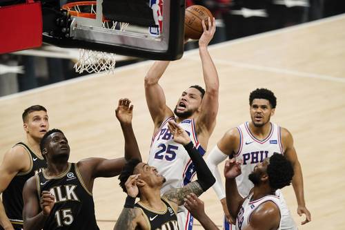 Ben Simmons, de Philadelfia, peleó con todo, pero su equipo sucumbió ayer 103-100 frente a Atlanta.