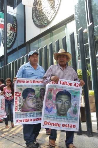 El gobierno federal informó ayer a los padres de los 43 normalistas de Ayotzinapa que la Universidad de Innsbruck confirmó que los restos hallados en la Barranca de la Carnicería, en Guerrero, pertenecen a Jhosivani Guerrero (derecha). En la imagen, protesta frente a la entonces PGR, en 2015.