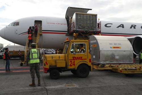 LLEGADA CONTINUA DE VACUNAS AL AICM. Ayer llegaron un millón 350 mil vacunas de Johnson & Johnson y 290 mil 160 de Pfizer. La Secretaría de Salud informó que 15.1 millones de personas ya recibieron las dos dosis y 26.4 millones tienen al menos una.