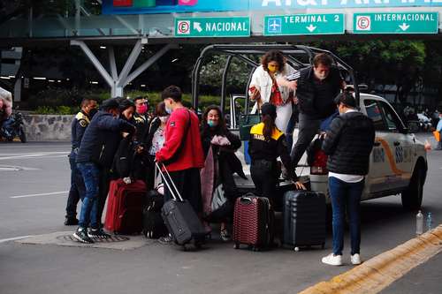  Viajeros son trasladados en vehículos de la Secretaría de Seguridad Ciudadana capitalina para que accedan a la terminal aérea. Foto Cristina Rodríguez
