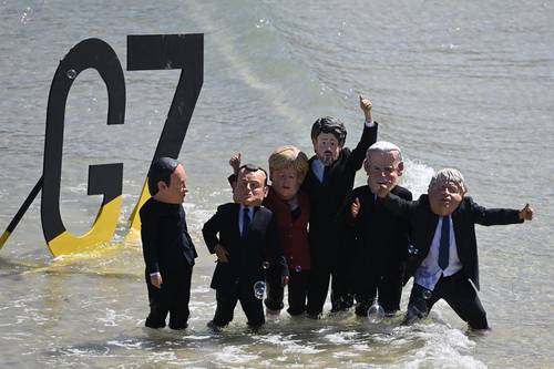 Ecologistas del movimiento Rebelión o Extinción protestaron en la playa de St Ives, Cornwall, durante la Cumbre del G-7, el 13 de junio pasado.