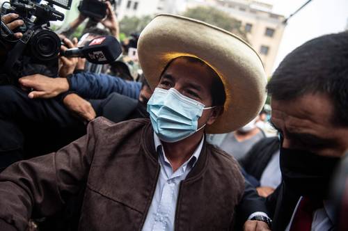 El izquierdista Pedro Castillo, al llegar ayer a la sede de su partido, Perú Libre, en Lima, para una rueda de prensa con corresponsales extranjeros.