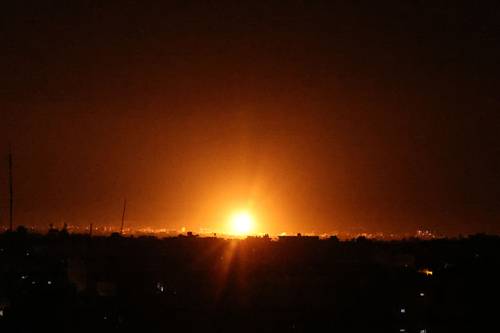 En respuesta al lanzamiento de balones incendiarios de la franja de Gaza hacia territorio israelí, Tel Aviv ordenó una ofensiva aérea en la zona de Jan Yunis, ciudad del sur del enclave palestino. Es el primer ataque desde el alto el fuego decretado el 21 de mayo, que puso fin a 11 días de combates.