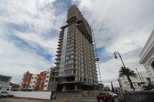 La polémica torre que se construye en el centro histórico del puerto de Veracruz fue avalada en 2017 por el cabildo.