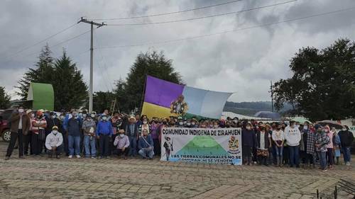 Habitantes de la comunidad de Zirahuén, municipio de Salvador Escalante, junto con integrantes de 25 localidades que forman parte del Consejo Supremo Indígena de Michoacán, en una de las barricadas instaladas en la entrada de la población.