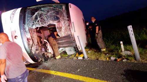 El autobús de la línea Futura, en el que viajaban derechohabientes del Instituto Mexicano del Seguro Social, quedó destrozado tras volcarse la madrugada de ayer en el kilómetro 036+100 del libramiento Reynosa II, en Tamaulipas.