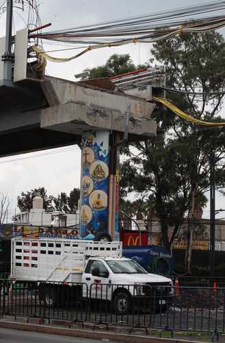 FALLA ESTRUCTURAL EN LA LÍNEA 12 DEL METRO. Según el dictamen presentado ayer a la jefa del Gobierno capitalino sobre las causas del desplome de una trabe, hubo una falla estructural por deficiencias en el proceso de construcción y de soldadura de los pernos, entre otras. La imagen. en la zona del colapso, en avenida Tláhuac.