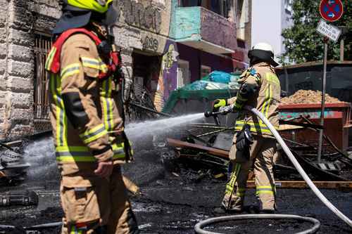 La policía de Berlín enfrentó ayer a residentes de un edificio ocupado en el barrio de Friedrischshain, durante un operativo previo a la inspección de seguridad contra incendios. En Twitter, la autoridad denunció que los servicios de emergencia y los bomberos fueron recibidos a pedradas con saldo de 60 agentes lesionados. Las fuerzas del orden desplazaron un vehículo antidisturbios dotado con un cañón de agua frente a Rigaer Strasse número 94, ocupado desde hace años por activistas de extrema izquierda. Un incendio provocado por los ocupantes fue controlado y se retiraron varias barricadas. El Rigaer 94 es uno de los últimos proyectos simbólicos de la extrema izquierda, después de que muchos de ellos fueron víctimas de la “gentrificación” de la capital alemana, proceso en el cual barrios enteros ven cómo su población original es sustituida por otra de mayor poder adquisitivo.